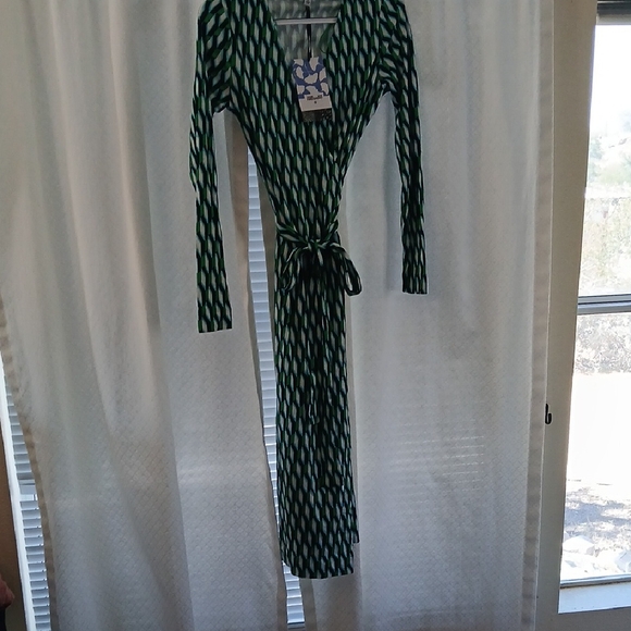 Diane Von Furstenberg Dresses & Skirts - Diane Von Furstenberg Green Geometric Wrap 3/4 Sleeve Dress XS